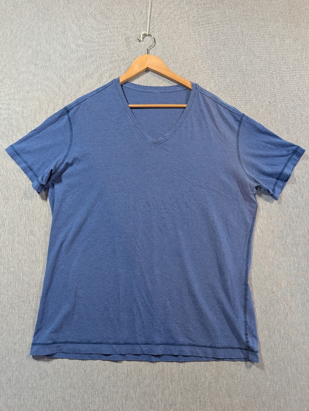 Lululemon V-Neck T-Shirt Men's Large Blue Short Sleeve